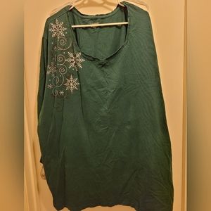 Winter themed 3/4 sleeve. Hunter Green.  Rarely worn great condition 5x